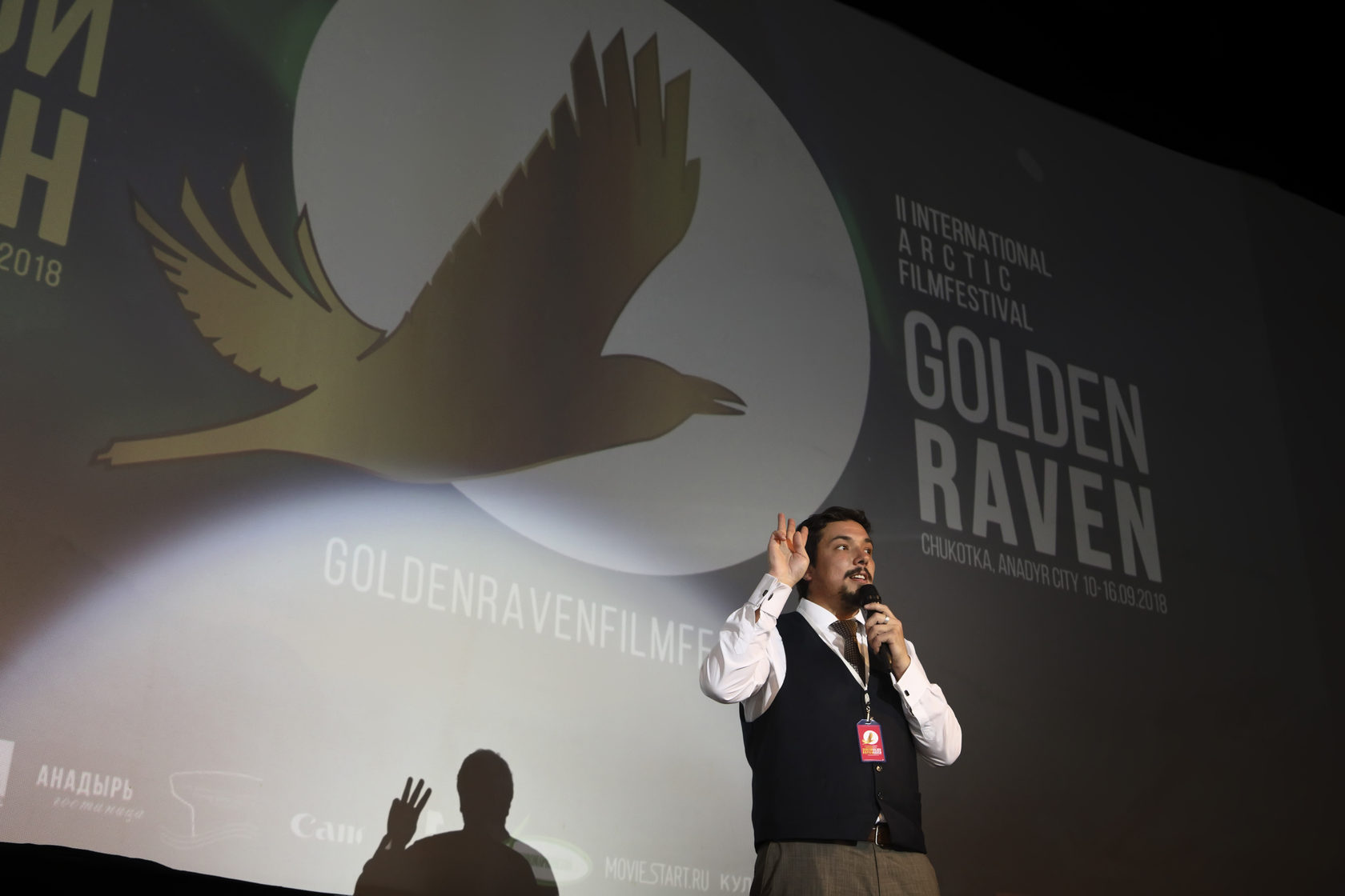 Golden crow. Золотой ворон Анадырь. Золотой ворон 2018. Кинофестиваль в Бельгии золотой ворон. Картинка кинофестиваля золотой ворон.