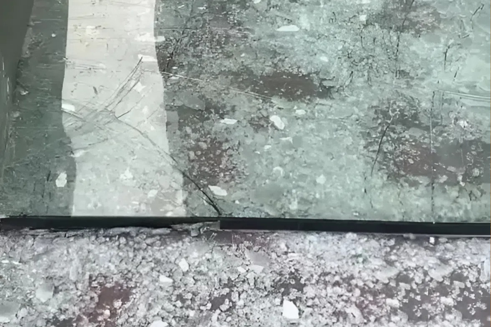 Окно с безопасным закалённым стеклом