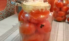 Приготовление маринованных помидоров «в снегу» с чесноком на зиму: шаг 10