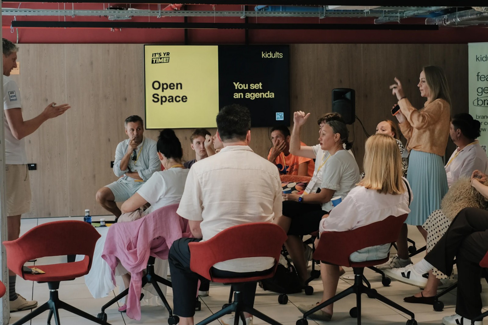 Участники Open.Space обсуждают темы у флипчартов