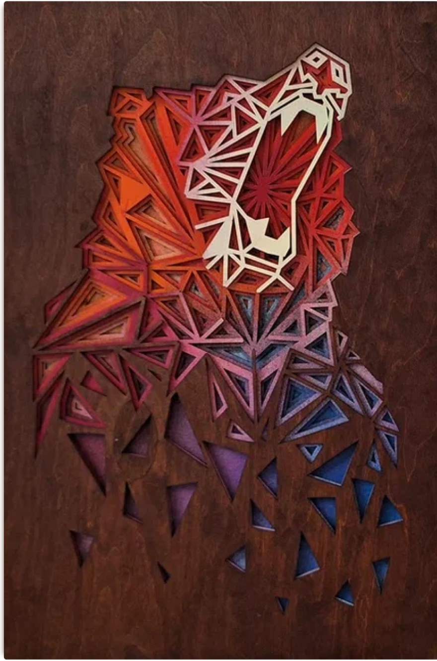 Деревянное панно с изображением рычащего медведя. Сочетание красных, оранжевых, фиолетовых и синих цветов. Деревянный фон темный, что добавляет контраст ярким цветам медведя