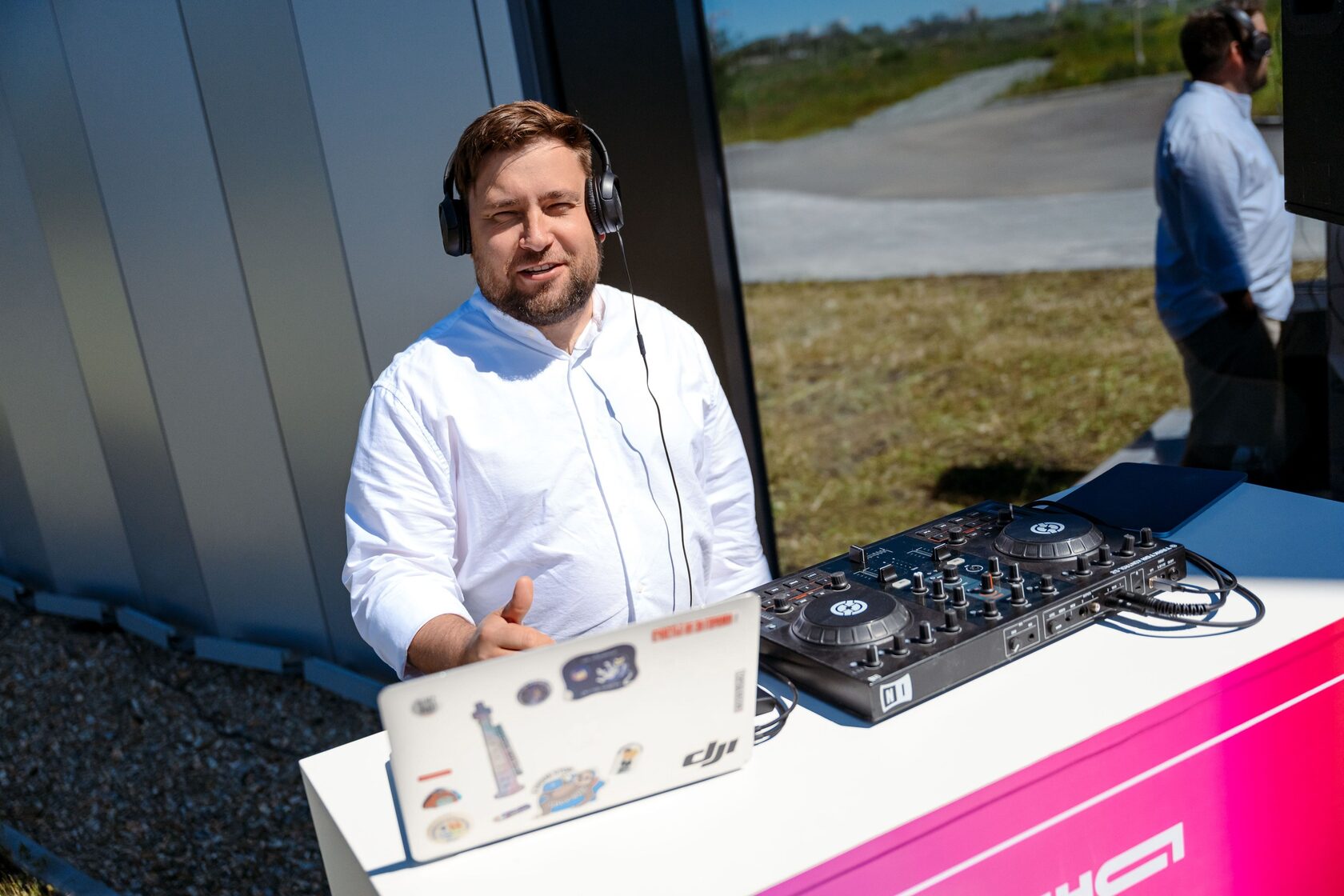 Страна. Уральский сад: DJ за оборудованием у площадки.