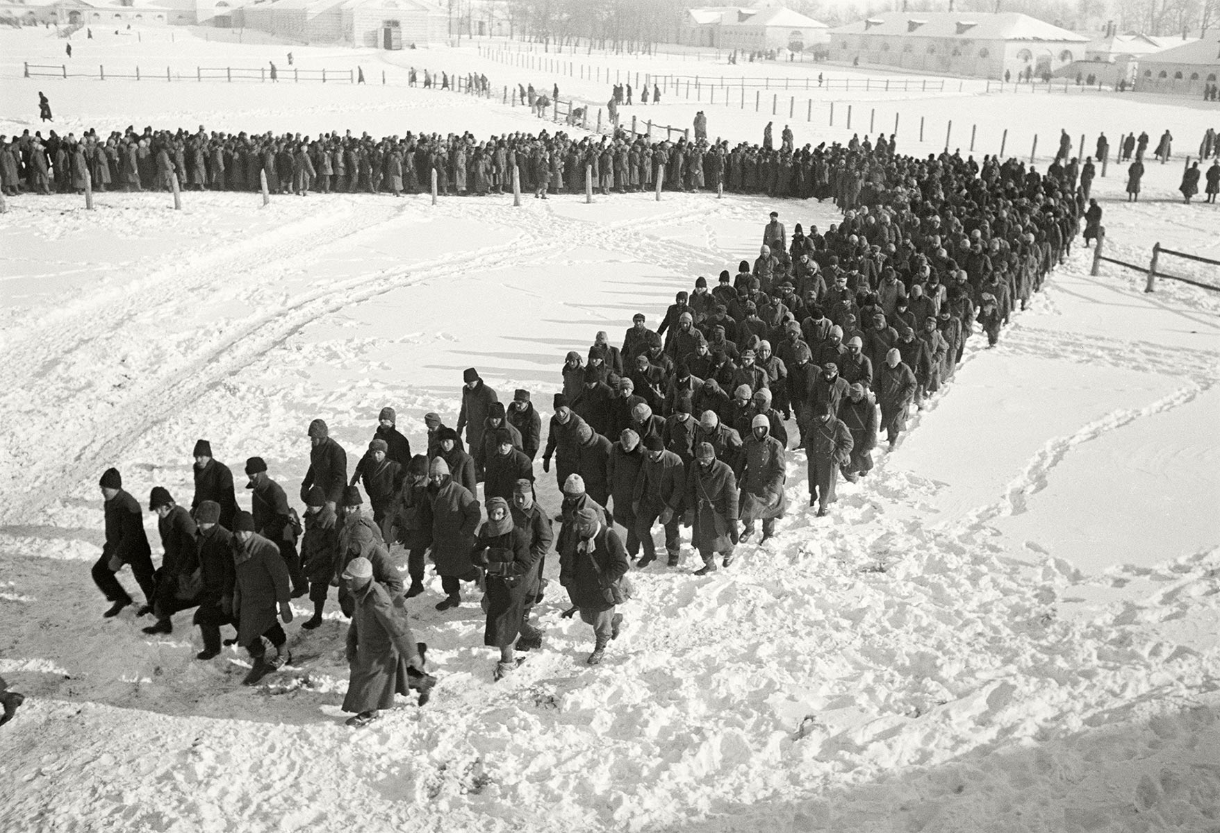 Февраль 1942 окружение немецкой группировки. Сталинградская битва пленные. Сталинградская битва окружение армии Паулюса. Пленные немцы в Сталинграде 1943. Сталинградская битва пленные немцы.