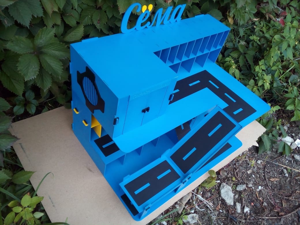 Парковка большая, с трамплином из фанеры