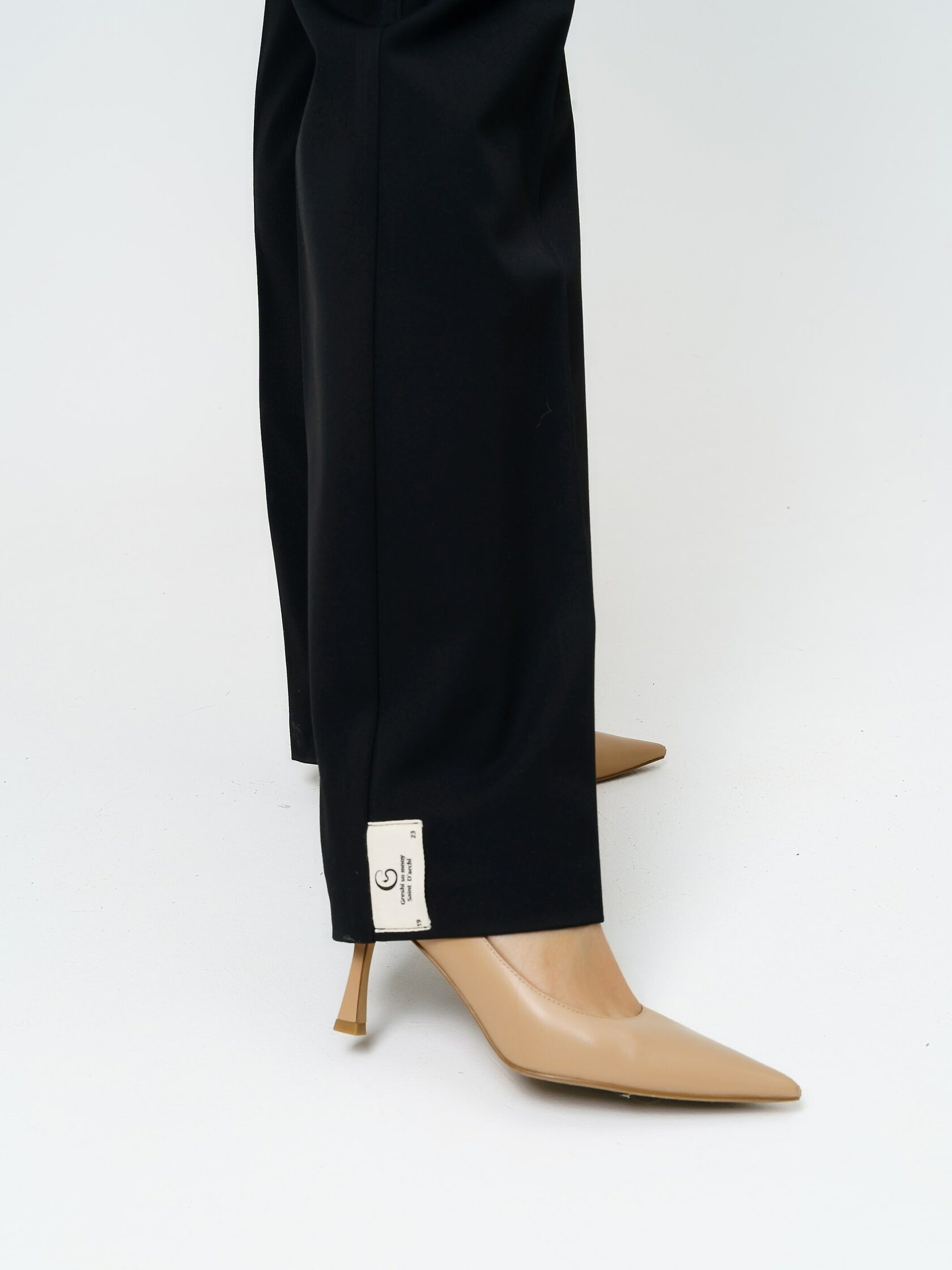 брюки черные дизайнерские зауженные с высокой талией 