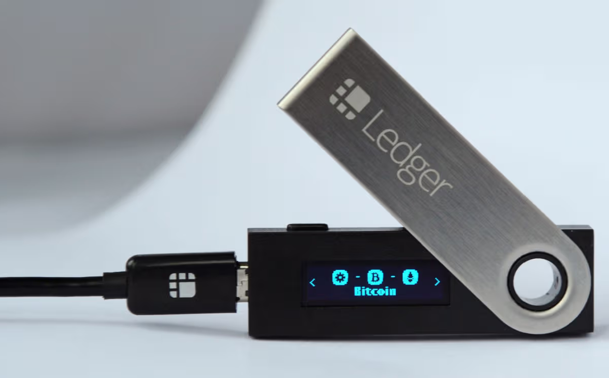Аппаратный криптокошелёк Ledger