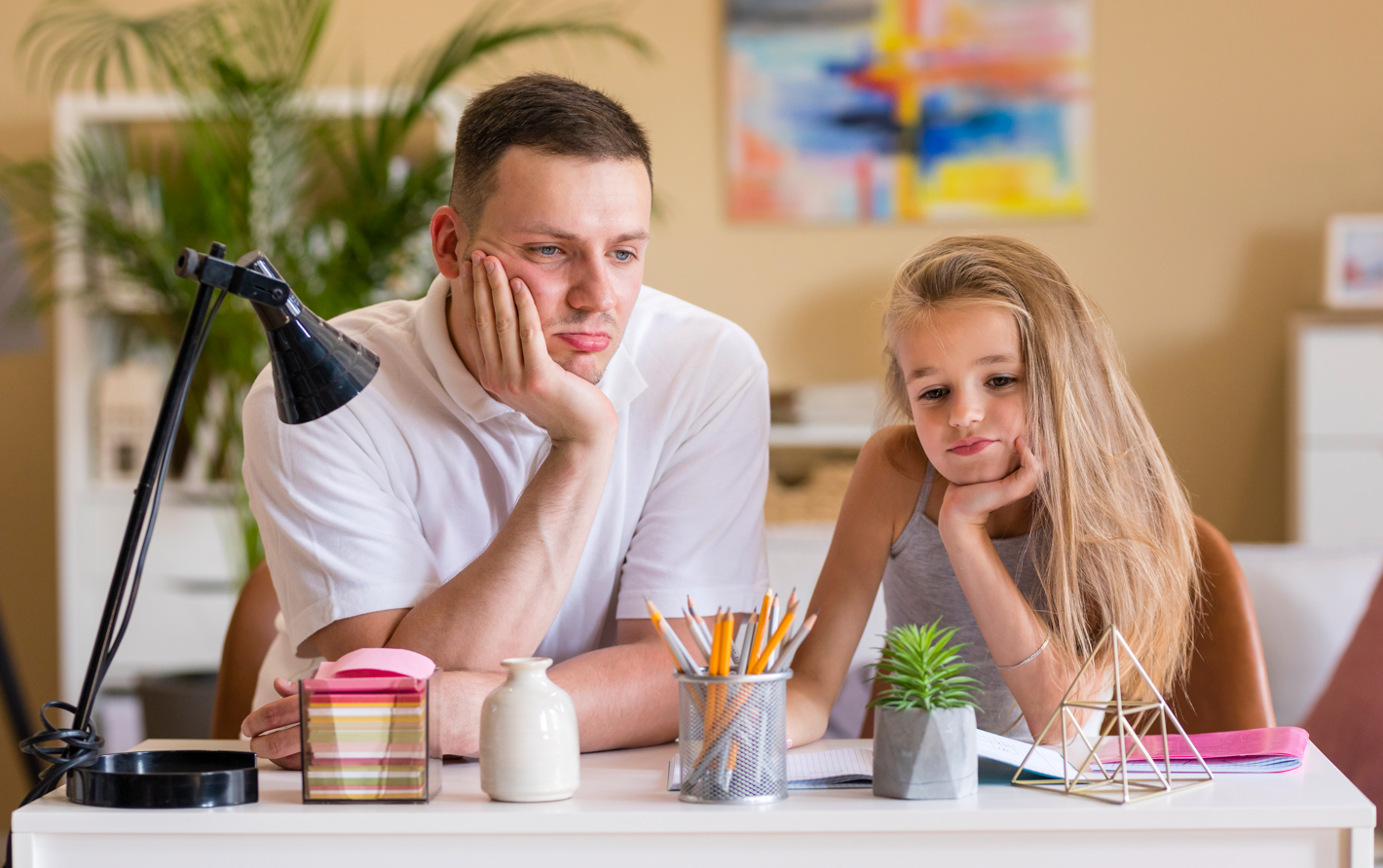 Parent power. Сидит за столом с отцом по душам. Семья муж жена сын и дочь! Сидят дома за столом. Алименты на 1 ребенка с безработного отца в 2023.