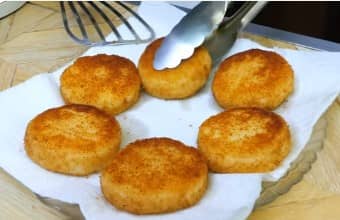 Приготовление манных биточков на сковороде: шаг 11