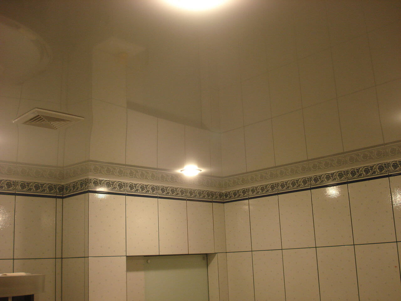Потолок плитка в ванной комнате. Потолок в ванной. Глянцевый потолок в ванную. Потолок в ванную комнату. Натяжной потолок в ванной.