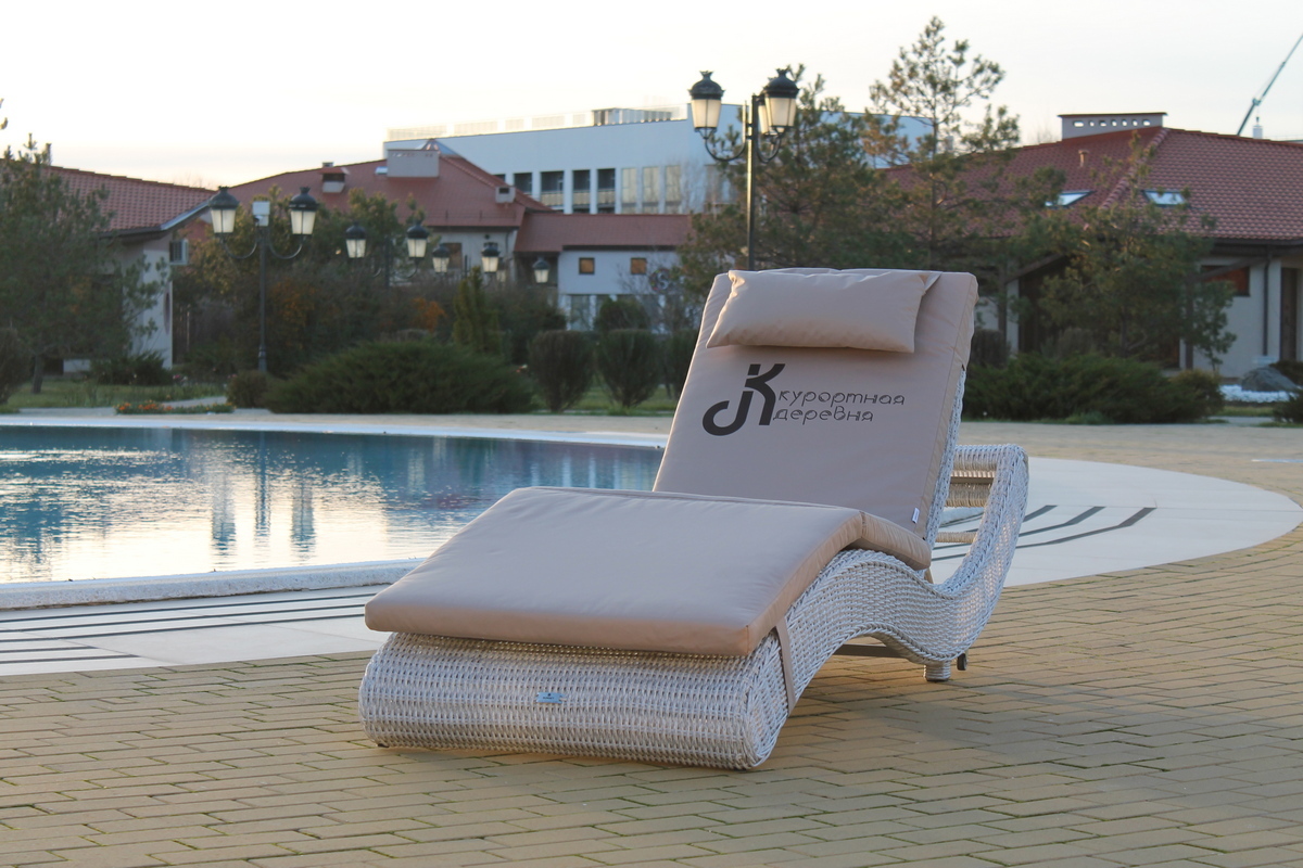 Плетеная мебель Malacca из искусственного ротанга у бассейна, устойчивая к внешним воздействиям.