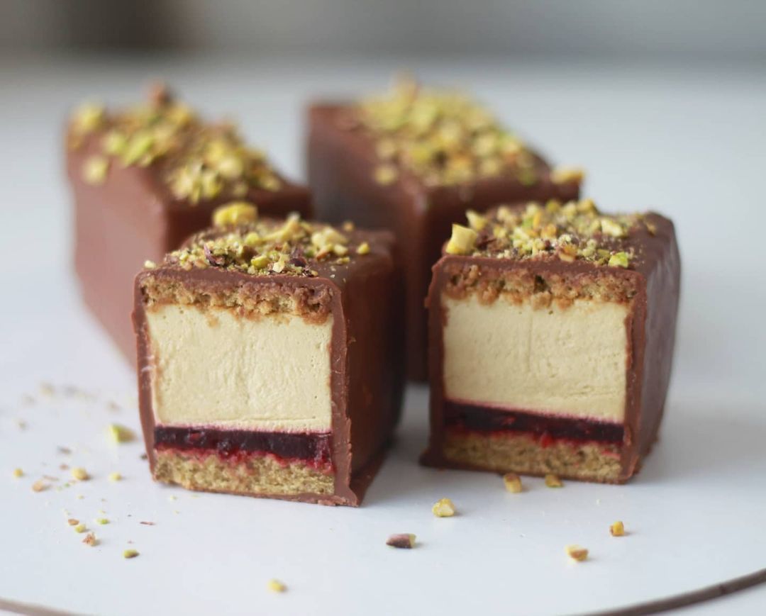 2 пирожные. Разрезать на пирожные. Штучные пирожные. Разрезать на пирожные. Нарезные пирожные современные.