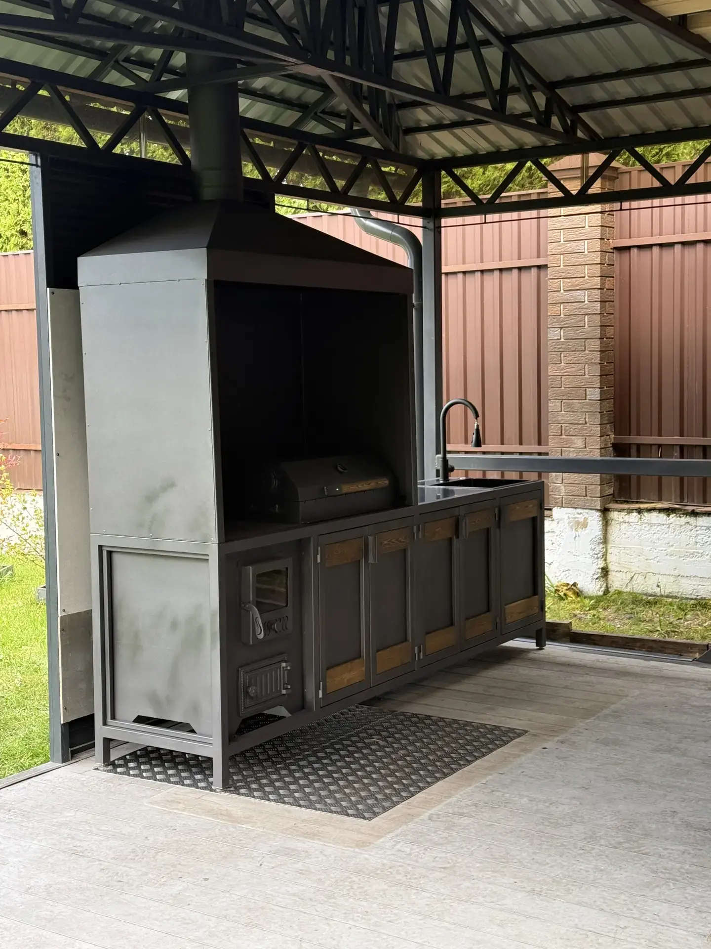 Угловая мангальная зона для беседки — общий вид проекта