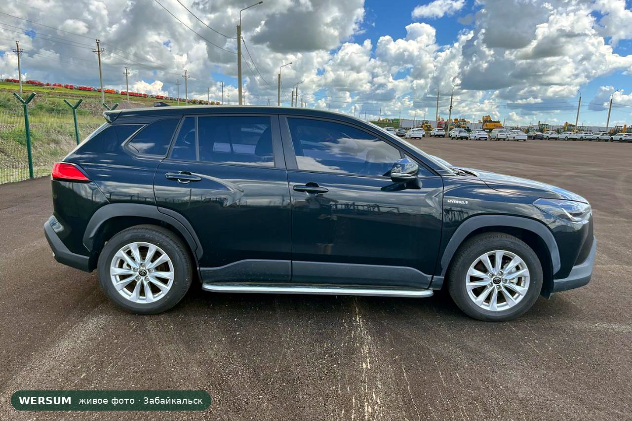 Toyota Corolla Cross, сбоку: надпись HYBRID на крыле
