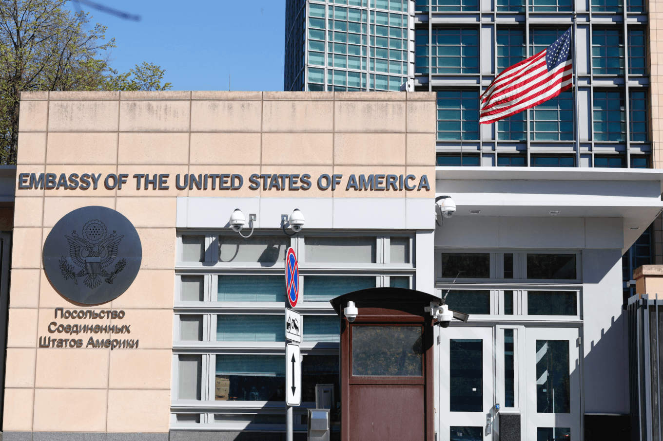 Посольство США в Москве, возможно, возобновит выдачу виз!