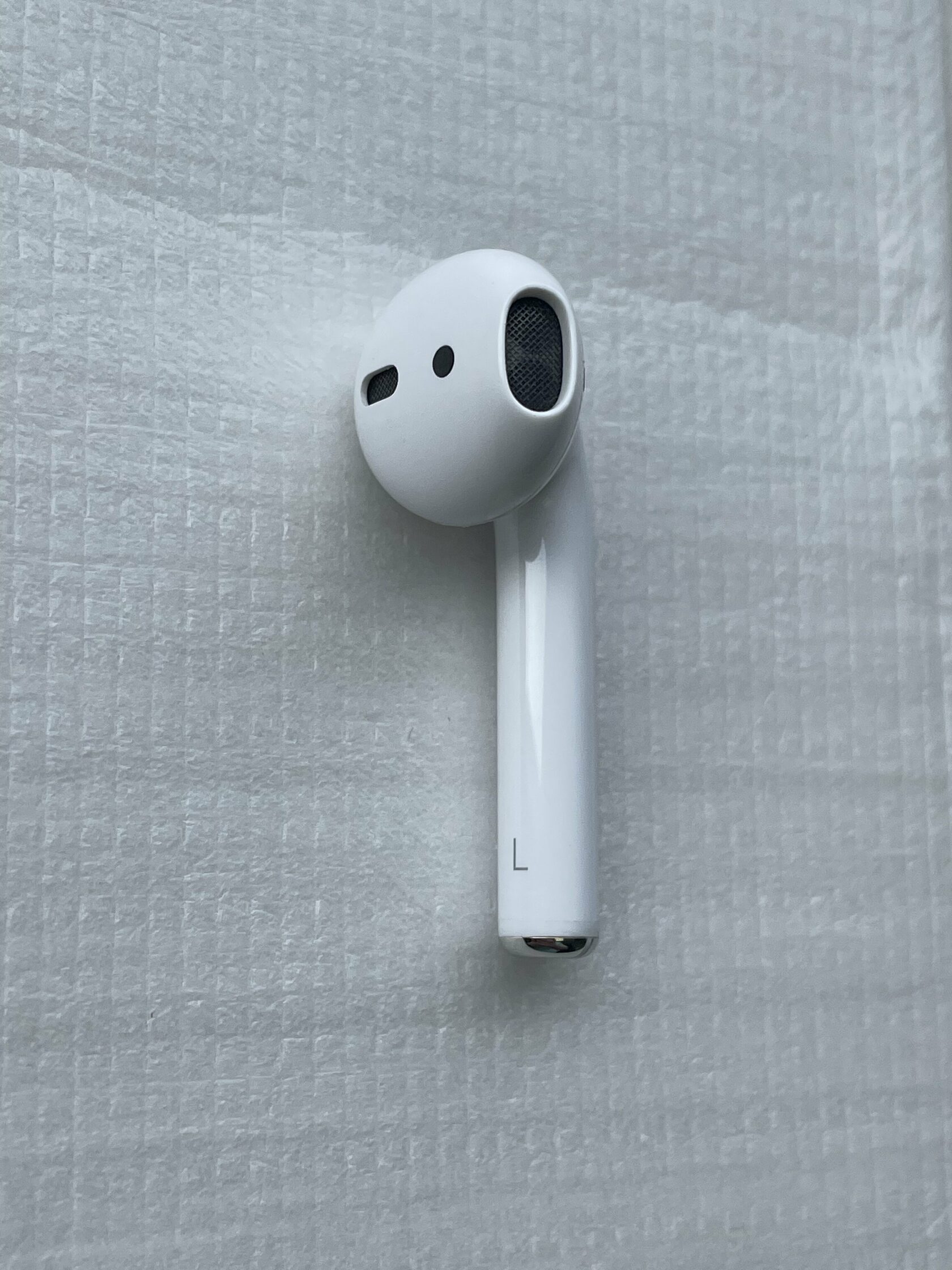 Почему левый наушник тише правого apple airpods