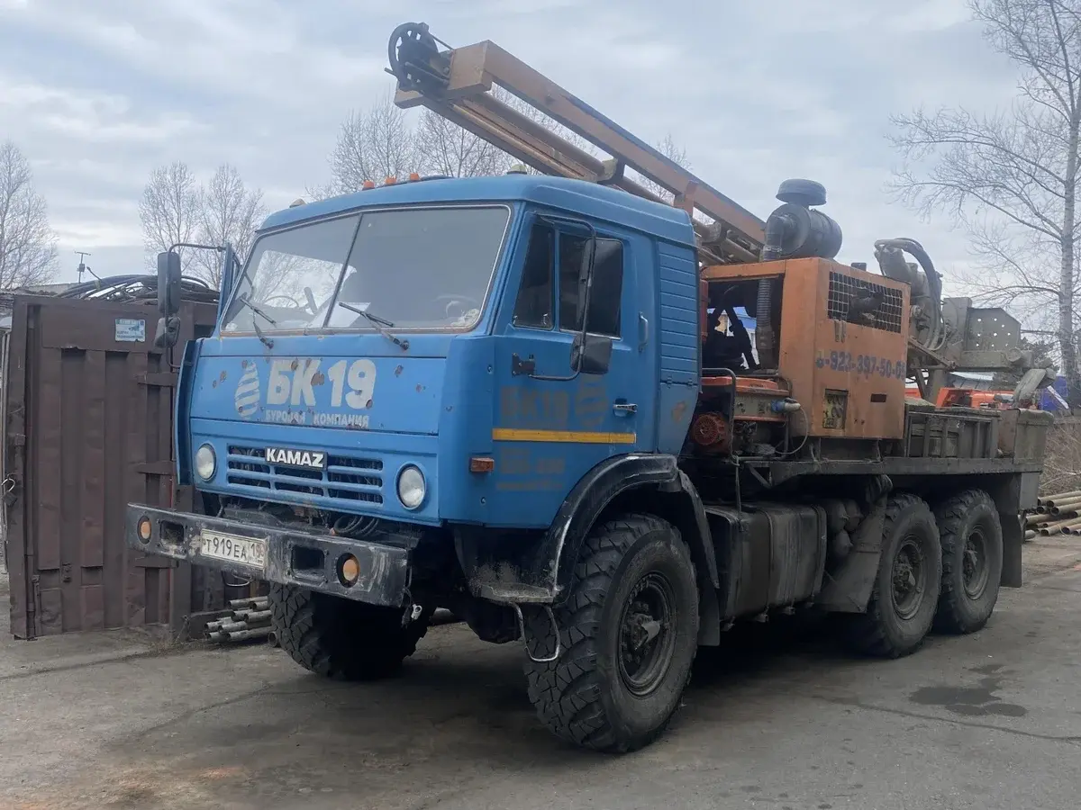 Синий КАМАЗ БК19 с буровой установкой