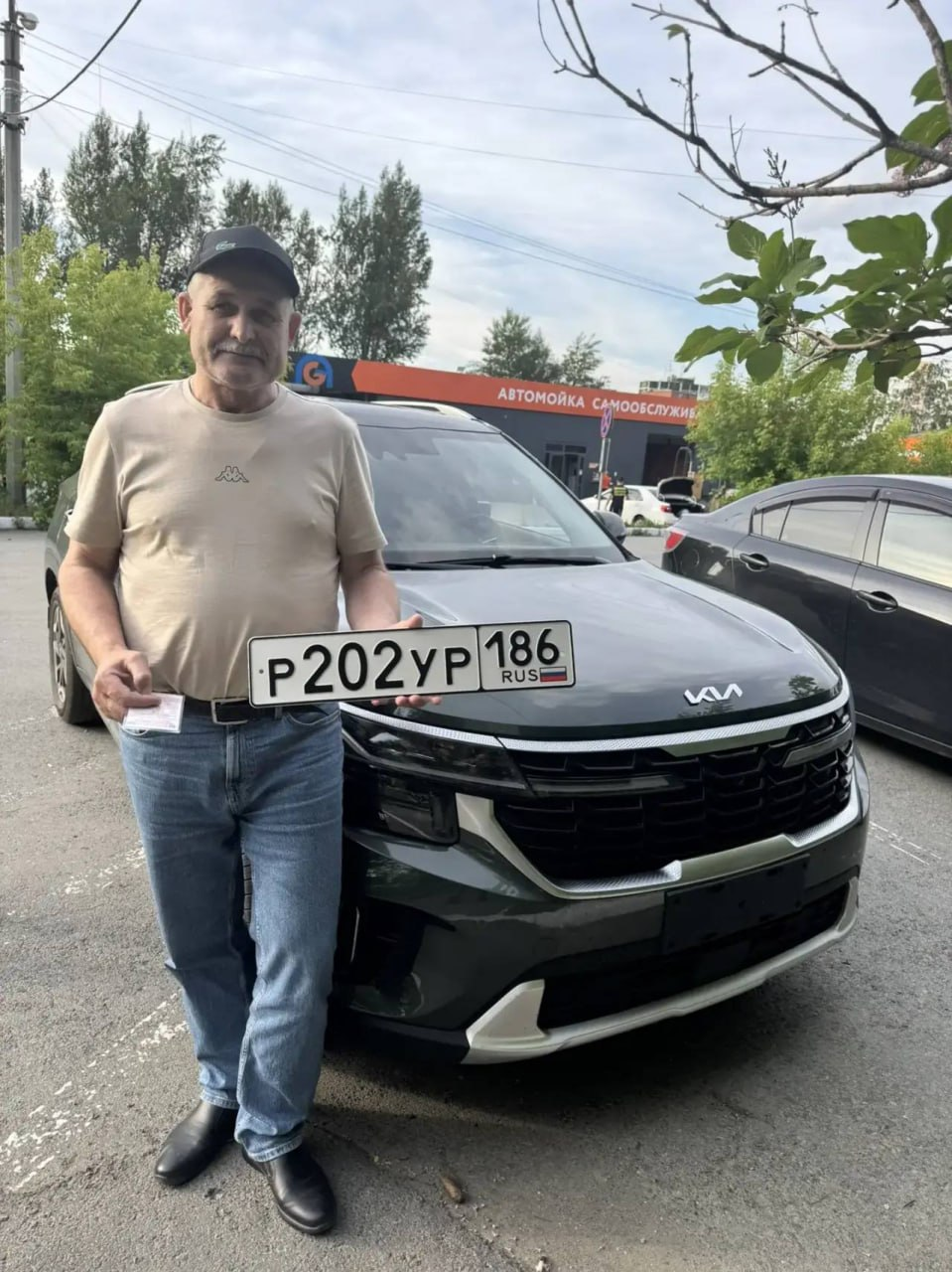 Сергей с автомобилем Kia Seltos