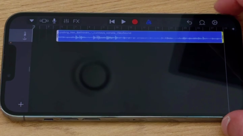 Аудиофайл добавлен на дорожку GarageBand на iPhone