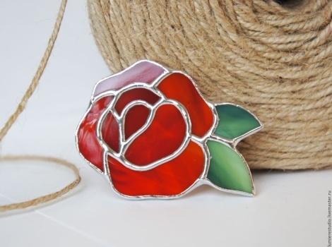 фото парня и девушки на романтическом свидании в публичном месте