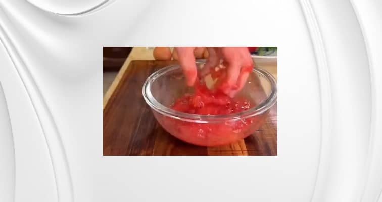 Приготовление шакшуки с мясом и фетой на сковороде: шаг 5