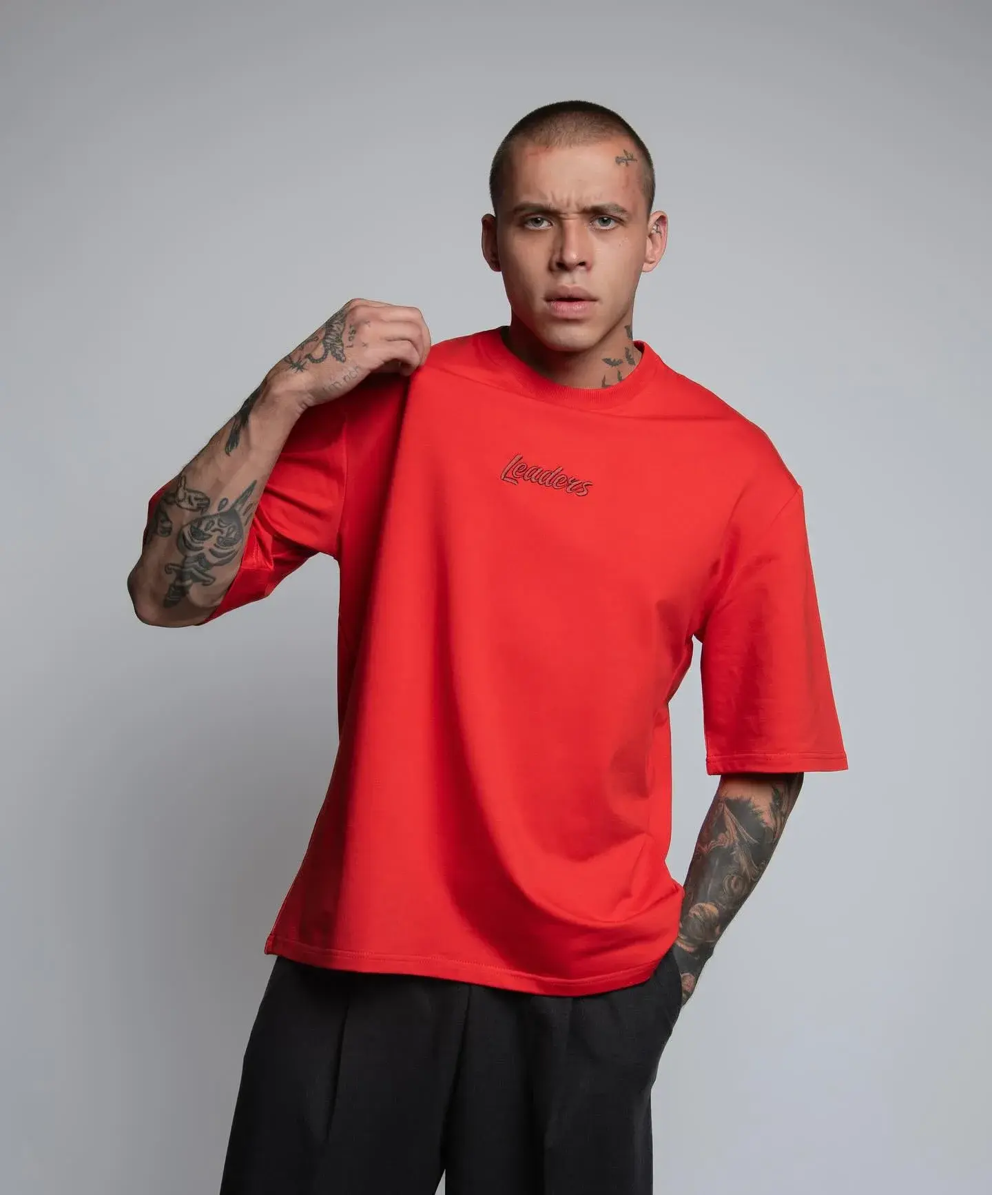 Модель в красной футболке Leaders Wear.