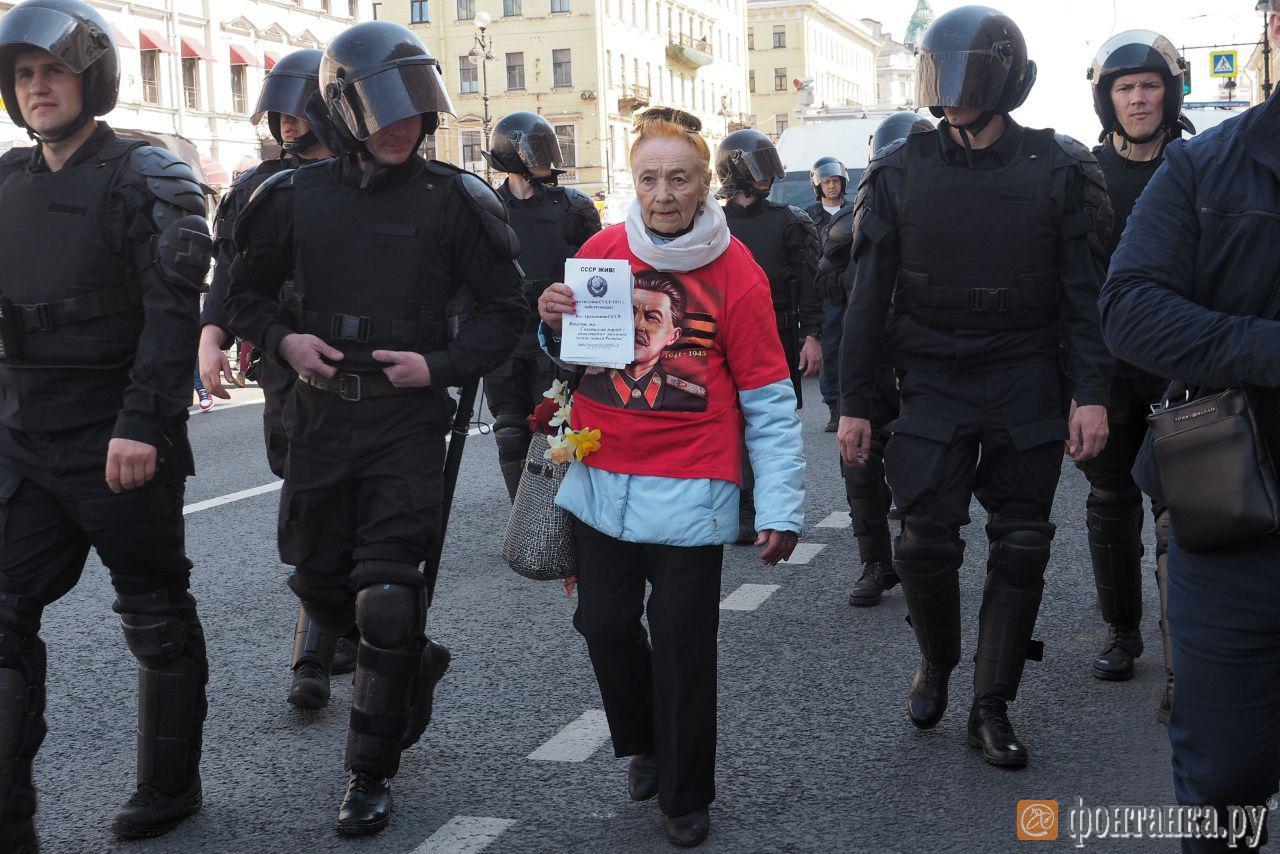 Фонтанка ру новости сегодня. Полиция задержала мужика с плакатом вор за оскорбление президента. Стоит мужик с плакатом вор. Поставил на место россгвардию.