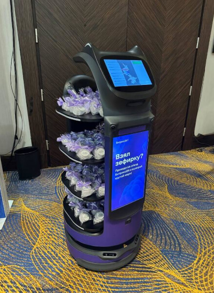 Робот-доставщик BellaBot работает на кейтеринге корпоративного мероприятия