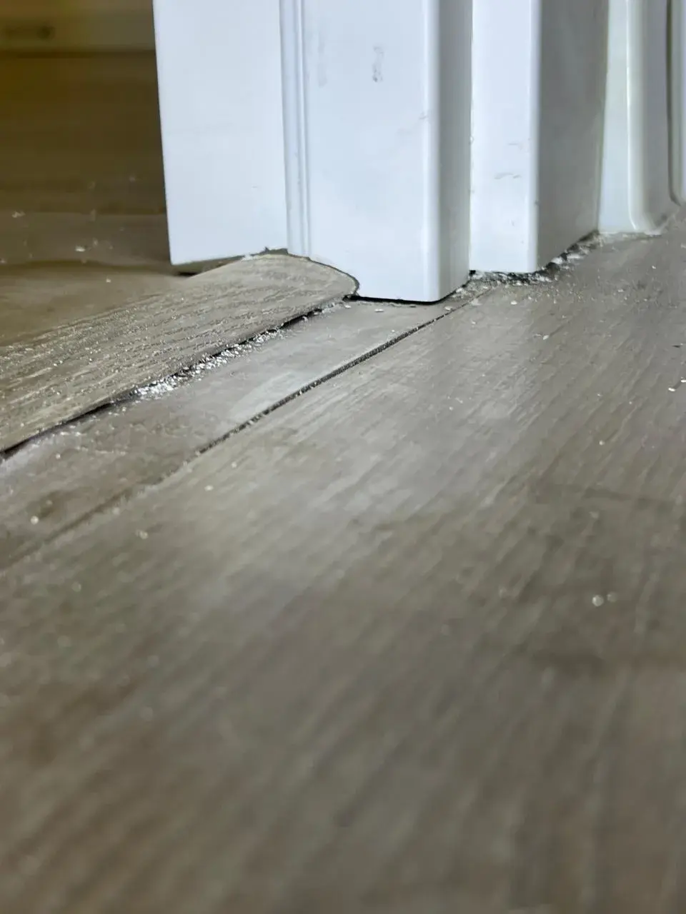 Щель в примыкании панели