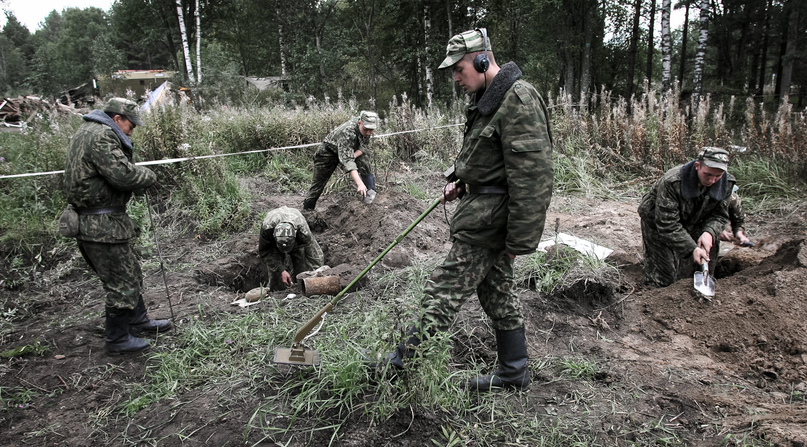 Останемся солдатами. Солдаты валят лес. Дозорный солдат на болоте.