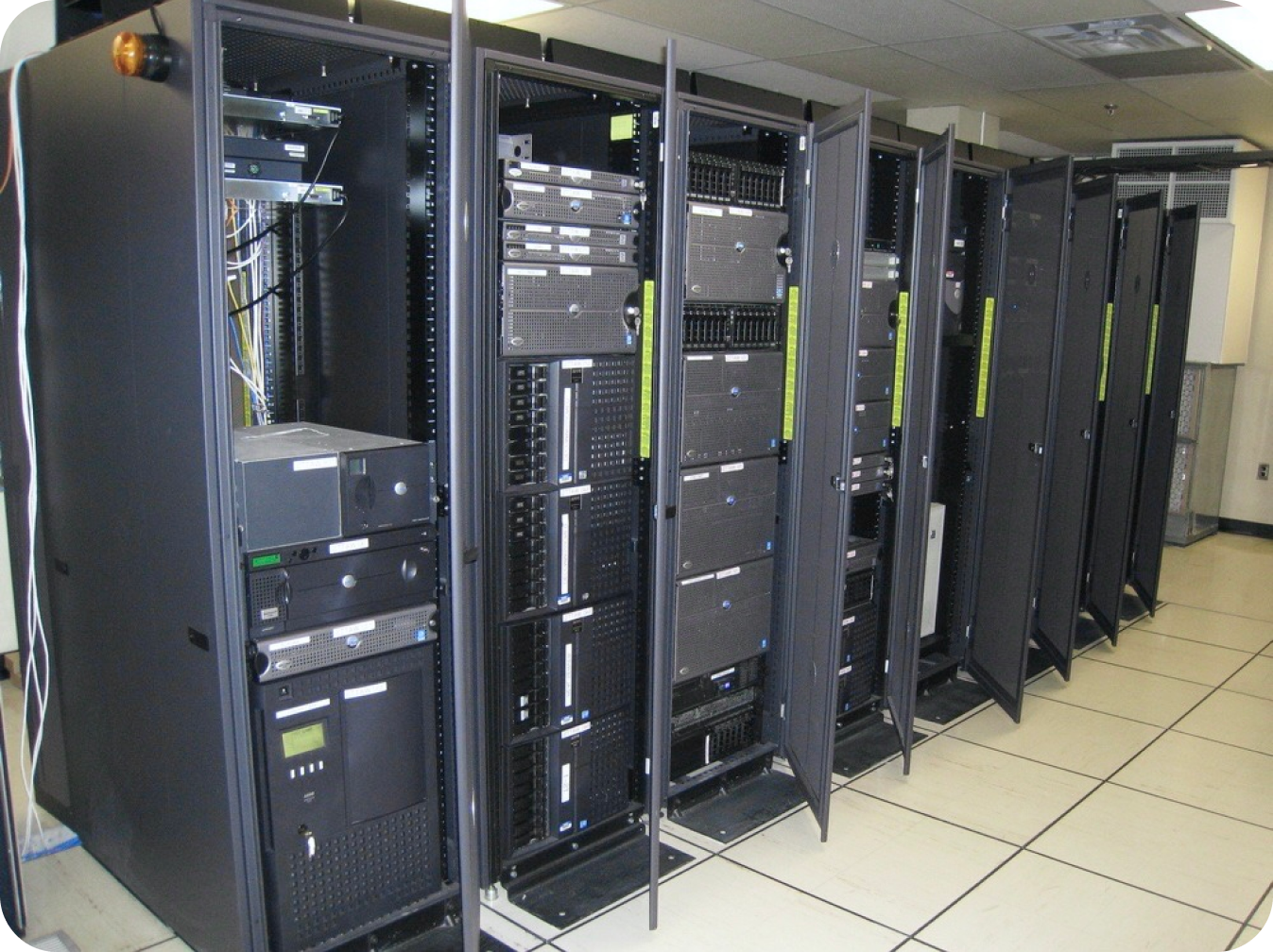 Dl20 gen10. схд сервер. серверный компьютер. цод амазон. сервера ж.