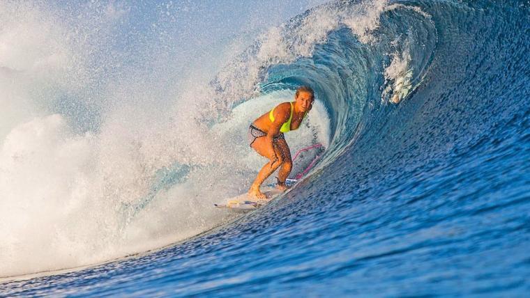 Кадр из фильма «Bethany Hamilton: Unstoppable»: Бетани в трубе волны