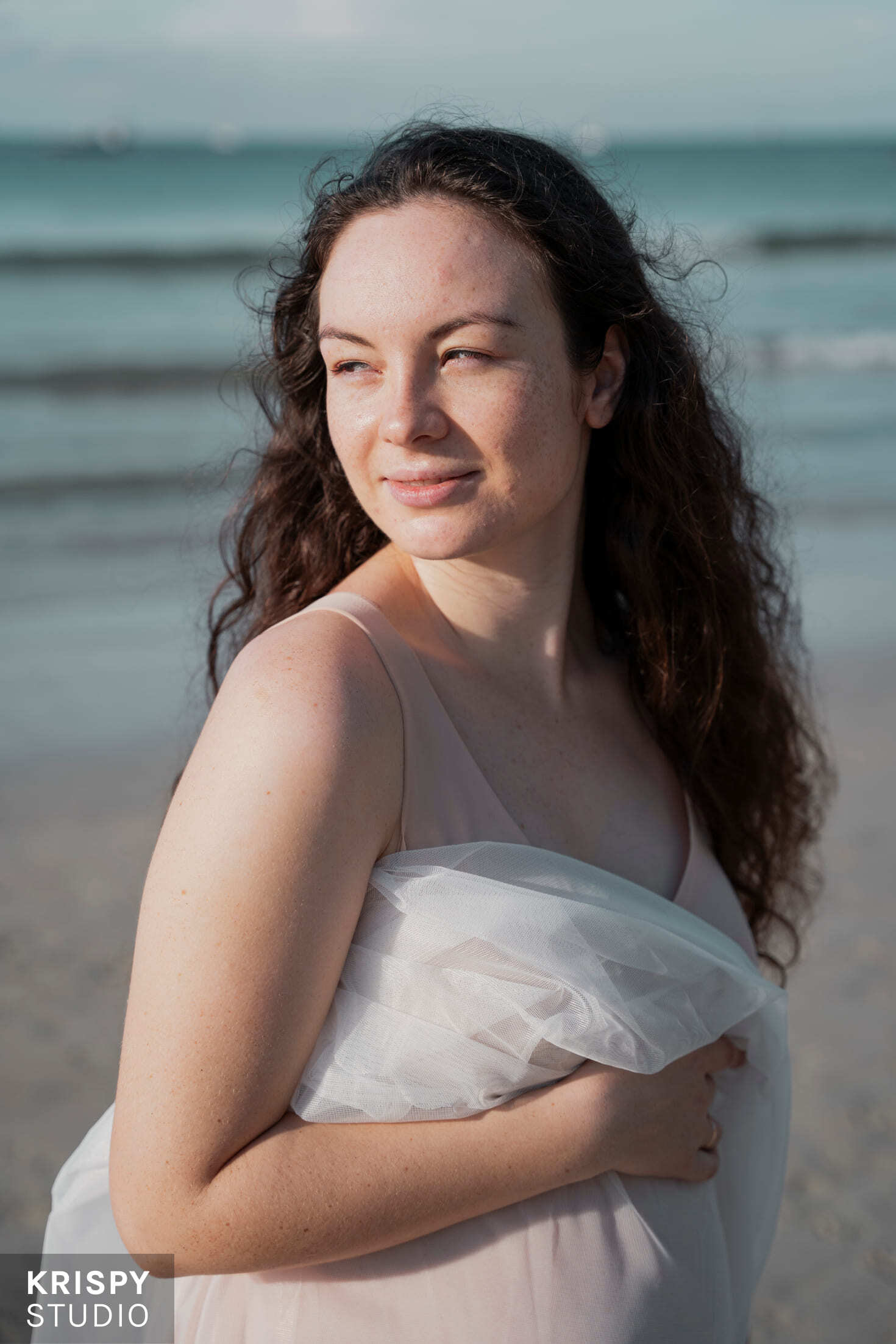 Фотосессия на берегу Пхукета, беременная женщина и океан