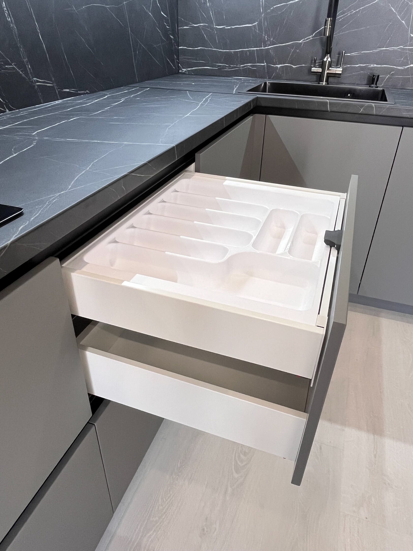 Рабочая зона кухни Elegant Largo со столешницей Мрамор Анкара и техникой Haier