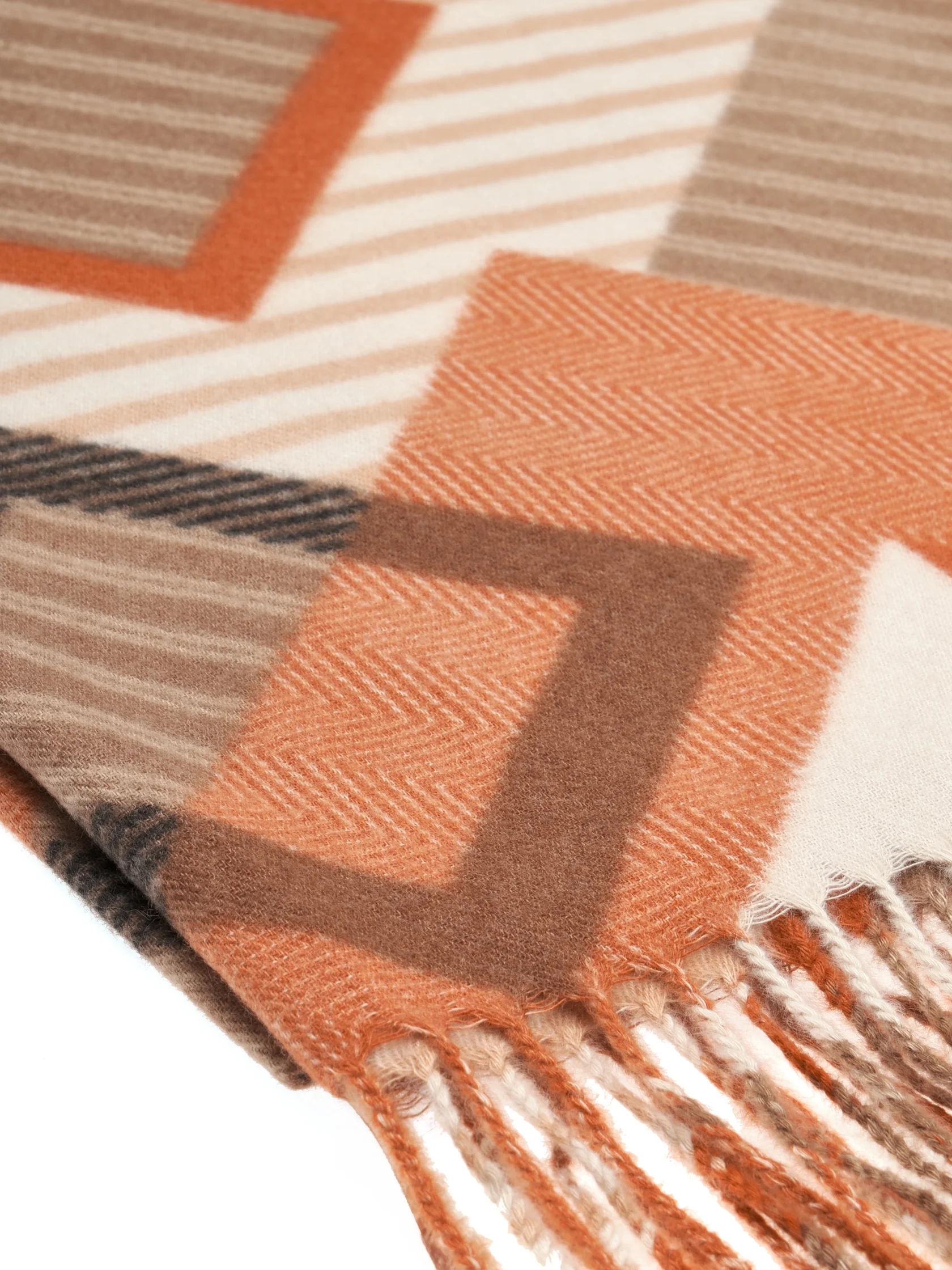 Шарф на белом фоне