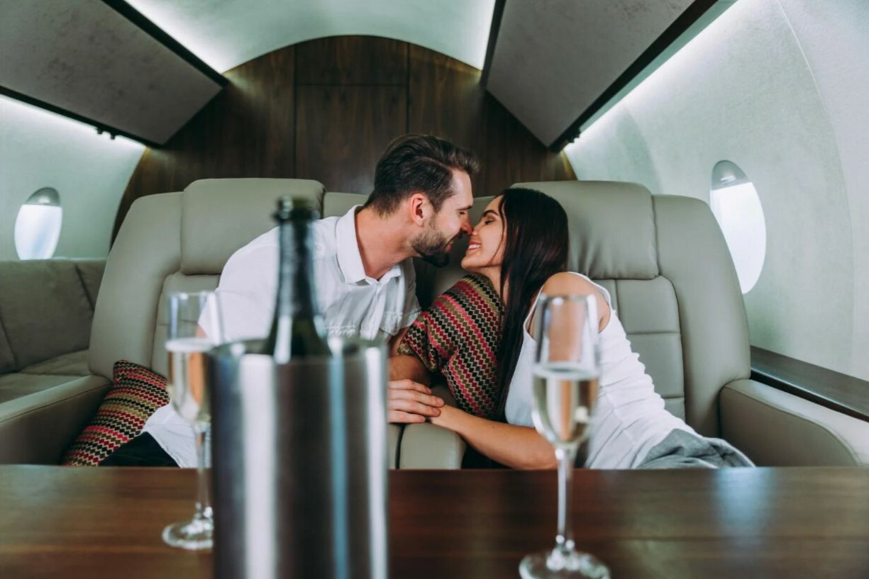 фото парня и девушки на романтическом свидании в публичном месте