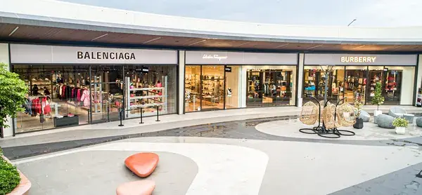 Бутики Balenciaga и Burberry в премиум-аутлете Siam Premium Outlets