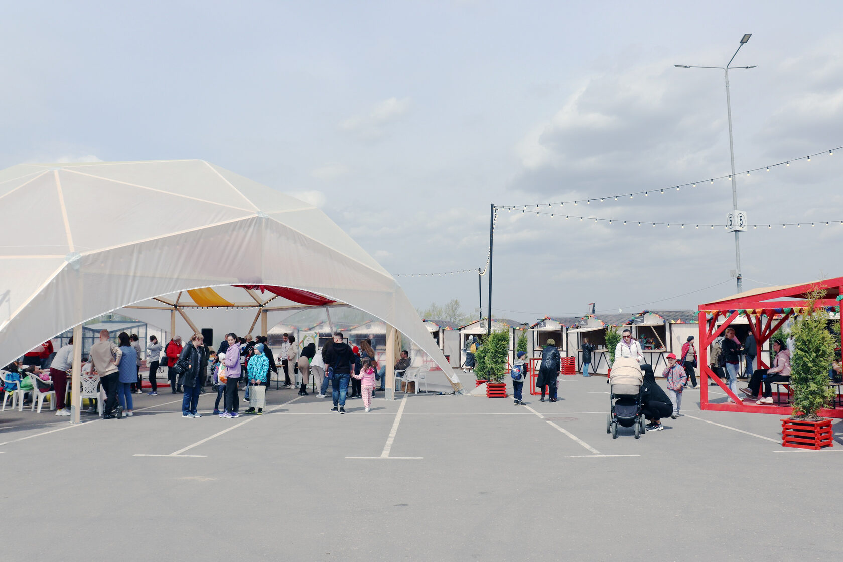 Городская ярмарка под белым шатром, торговые точки