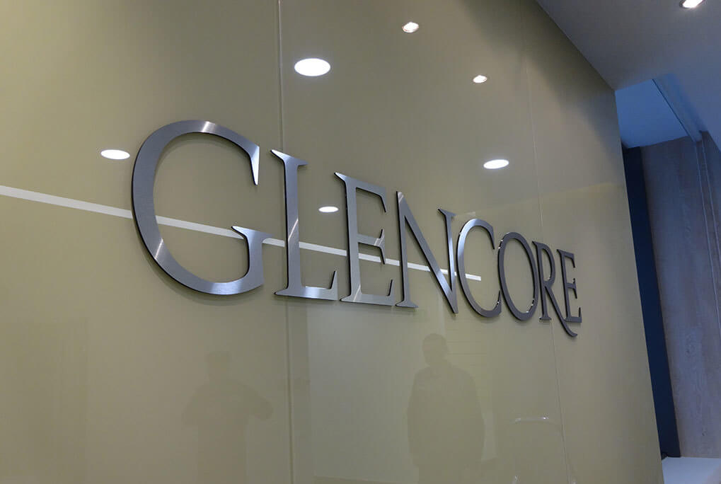 Серебряная вывеска для фирмы