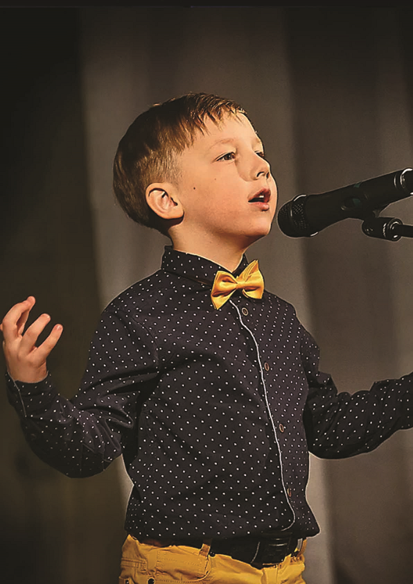 Ребенок вокалист. Дети поют. Дети выступают. Мальчик поет. Ораторское мастерство для детей.