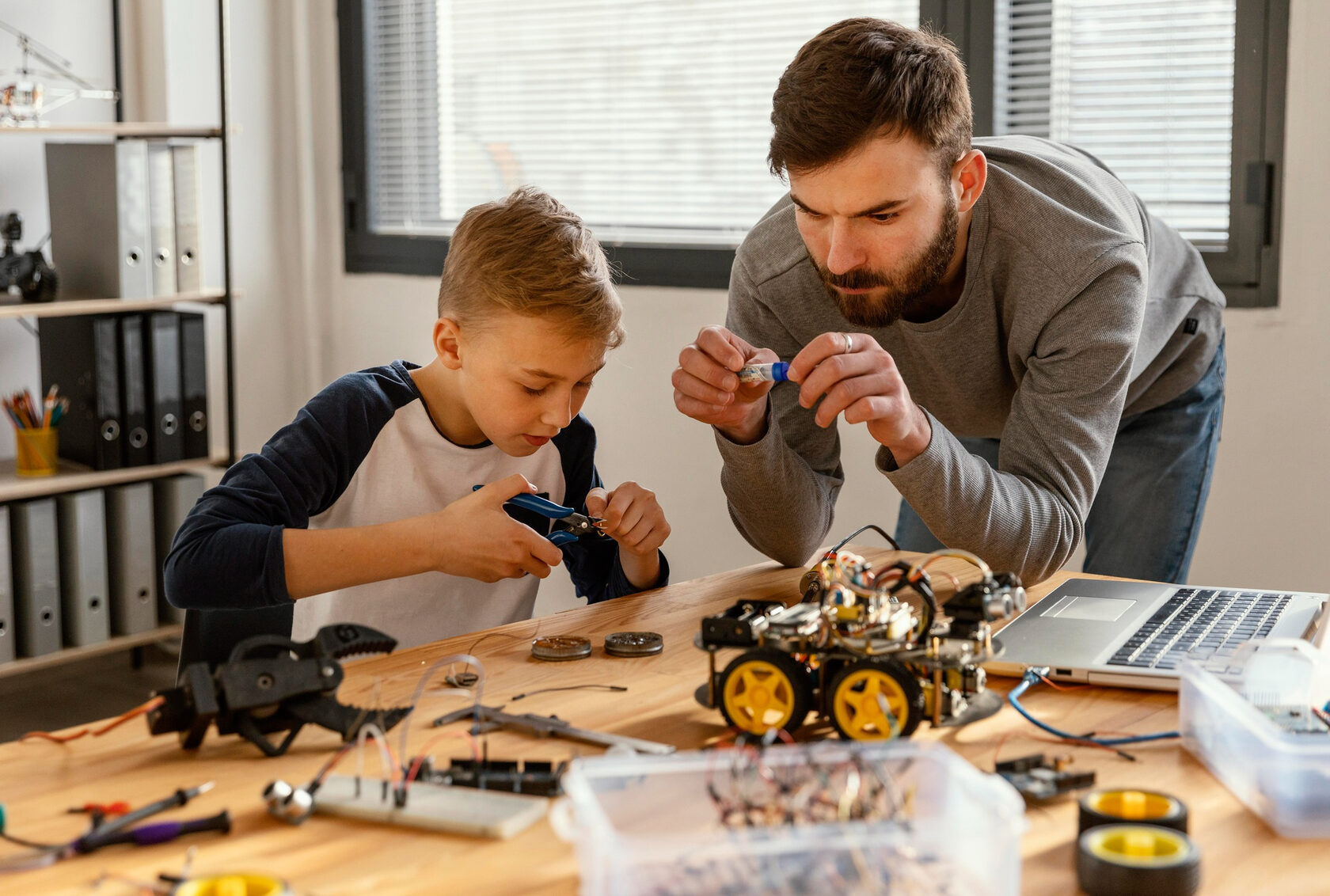 Father in building. Робототехника для дошкольников. Развитие робототехники. Курсы по развитию детей. Преимущество робототехники у дошкольников.