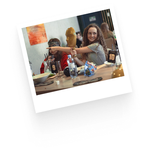 Команда на корпоративной игре в офисном пространстве