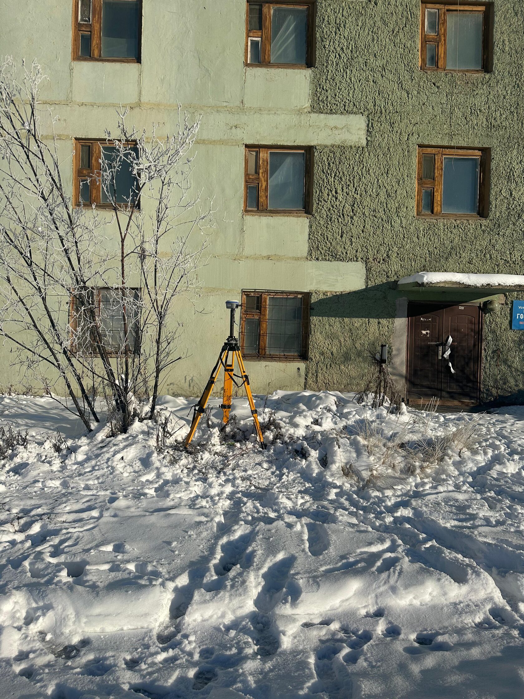 Геодезический контроль положения здания в зимних условиях