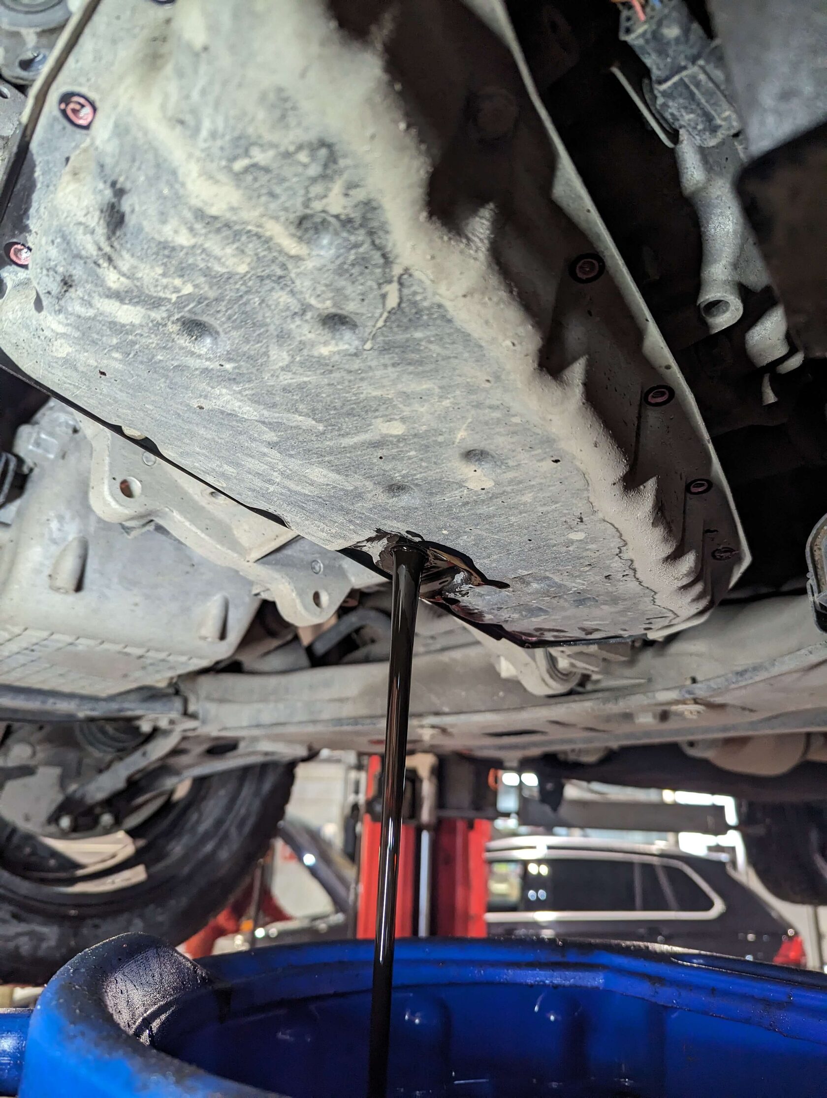 Откручиваем сливную пробку на поддоне и сливаем масло