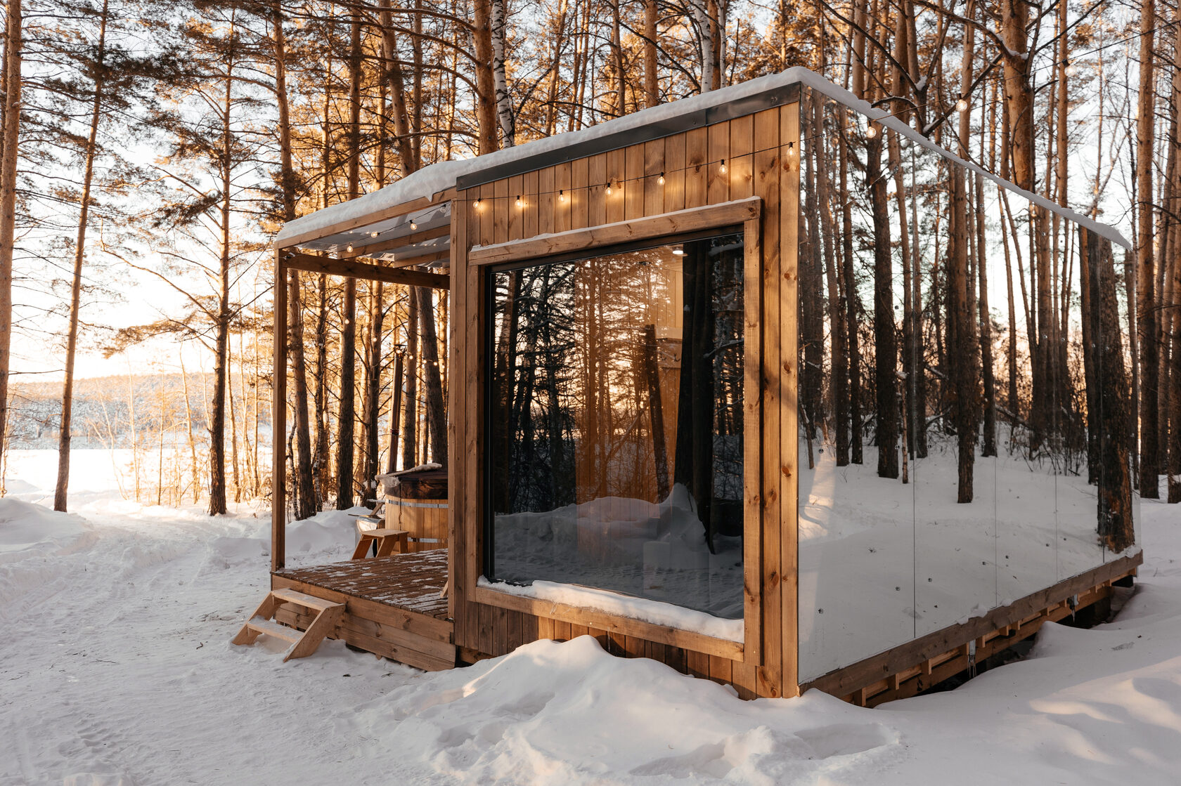 Зеркальные и деревянные домики с панорамными окнами