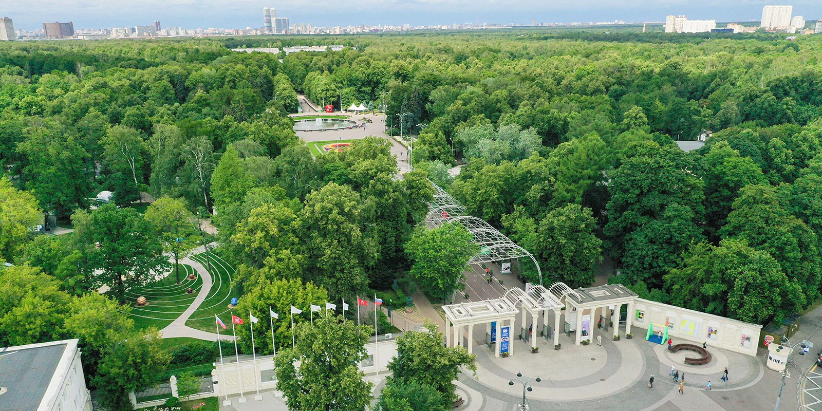 Что происходит в парке горького. Парк им Горького Москва. Парк Горького Воробьевы горы. Парк Горького Москва летом. Парк Горького Москва фото.