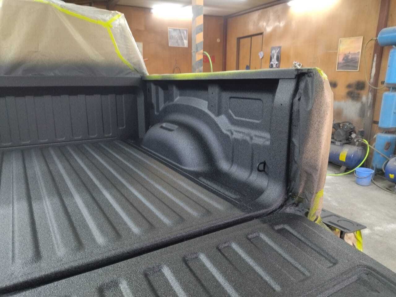 Грузовая зона Toyota Hilux с покрытием Raptor — реальная работа MT Autoestetica