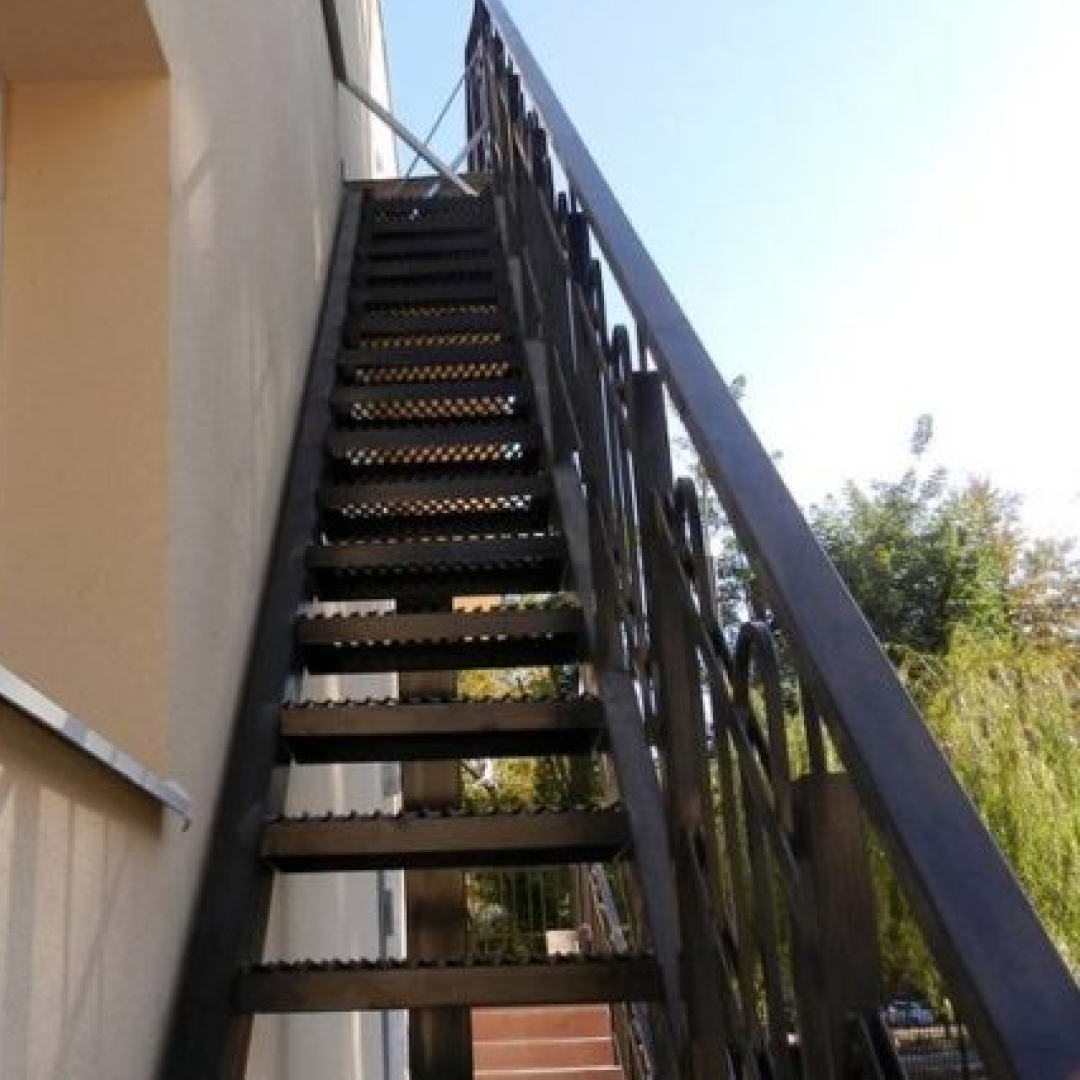 Уличная лестница второй. Наружная лестница. Металлическая лестница. Лестница наружная металлическая на второй этаж. Наружные лестницы из металла.