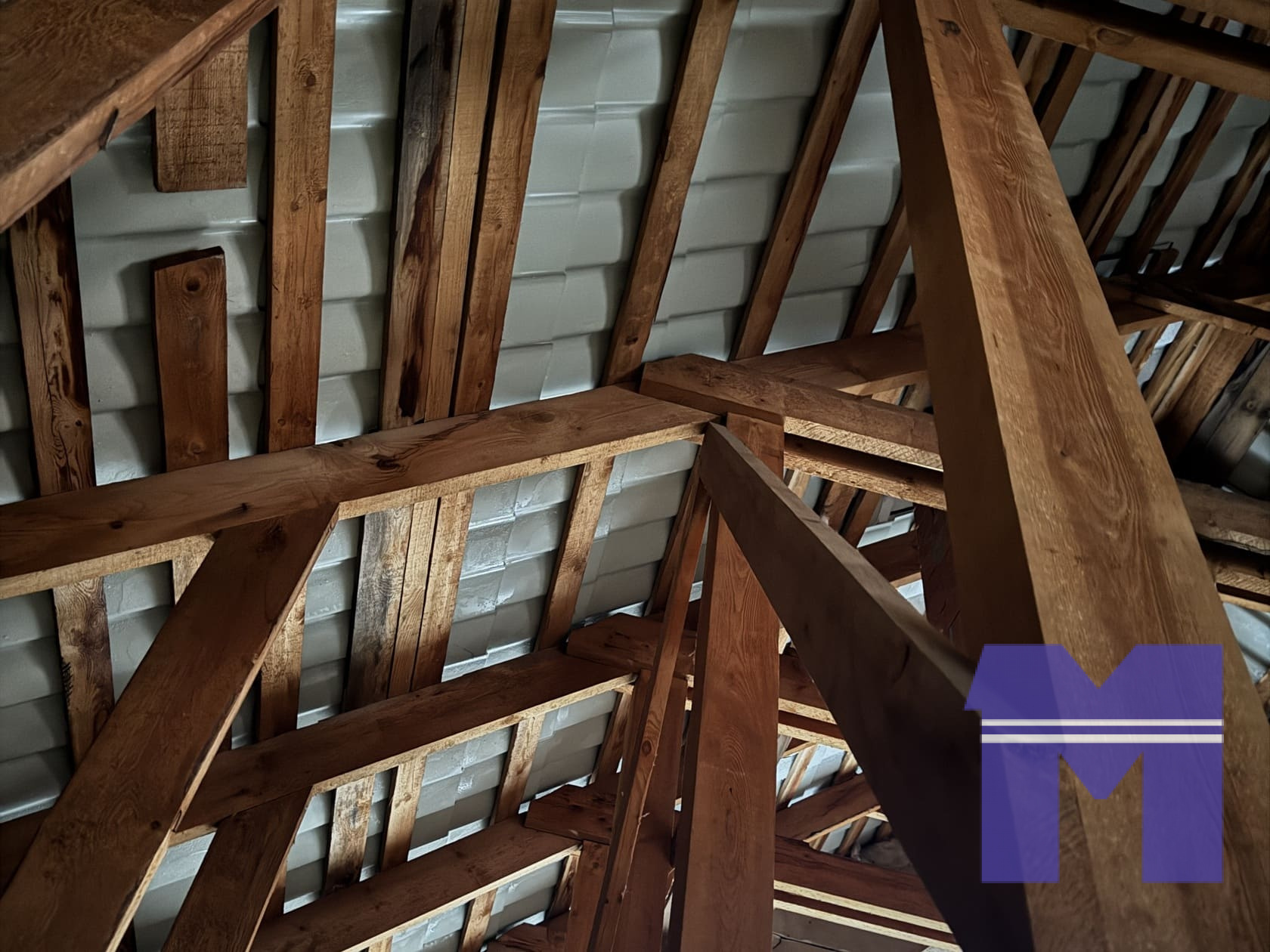 Вид на дефекты кровли со стороны холодного чердака