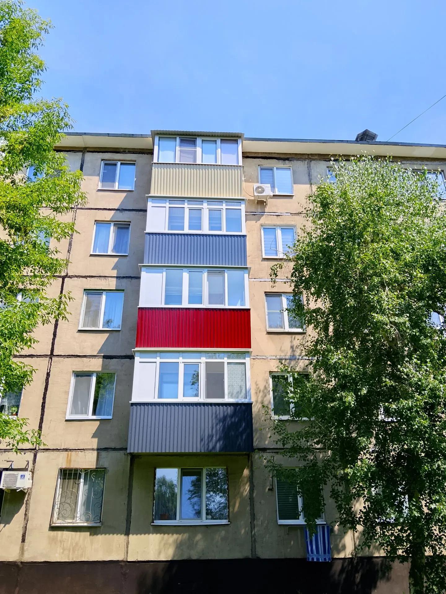 Балкон под ключ с внешней и внутренней отделкой, цвет красное вино
