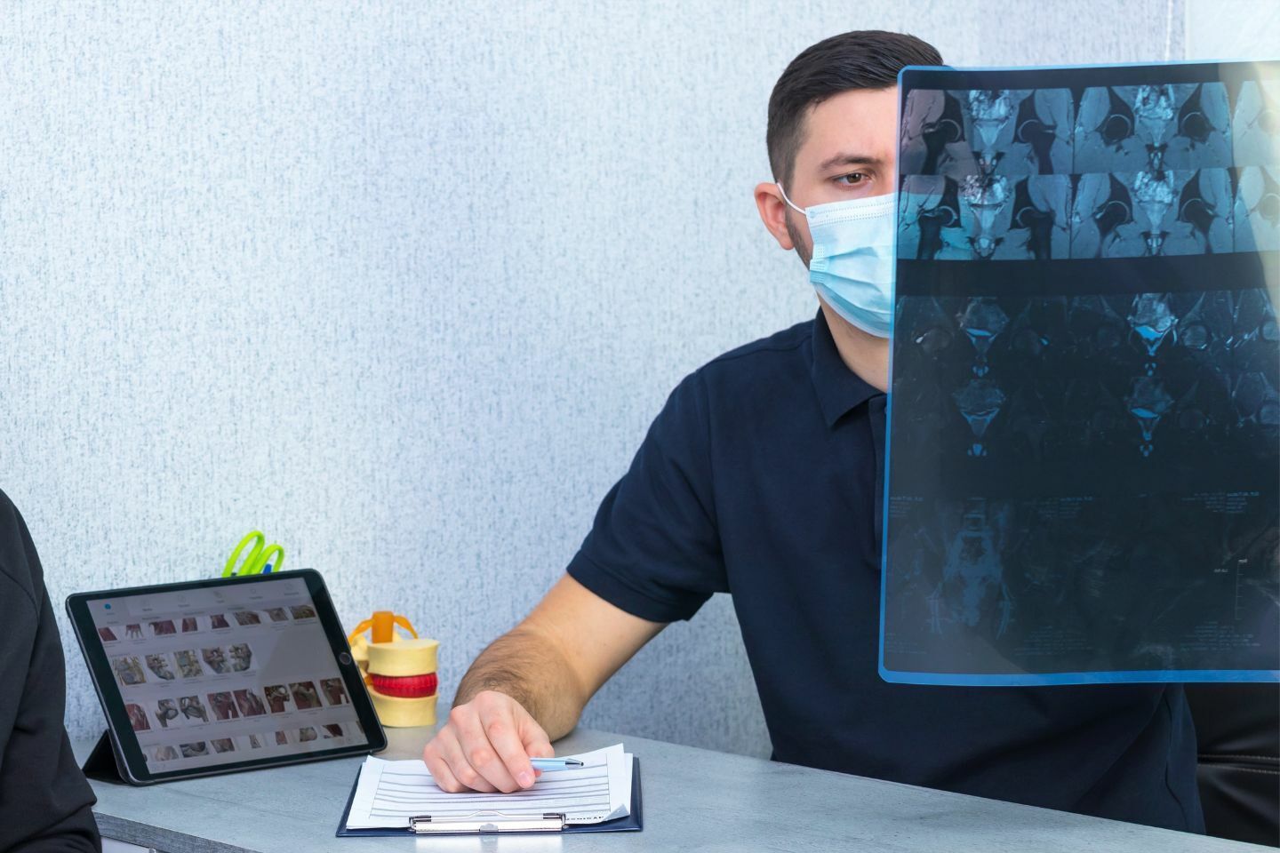 Фізичний терапевт проводить консультацію